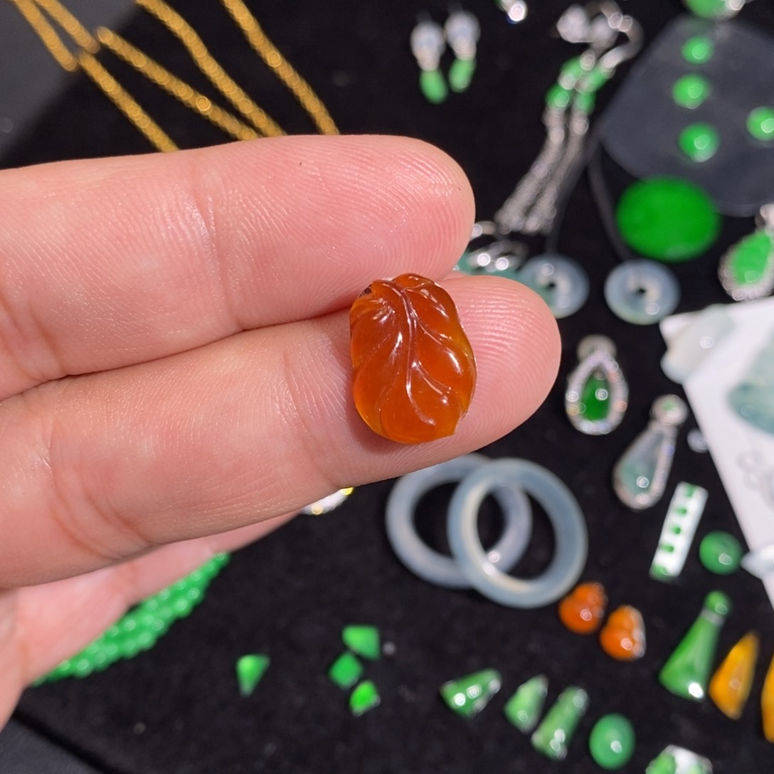 翡翠裸石红翡叶子