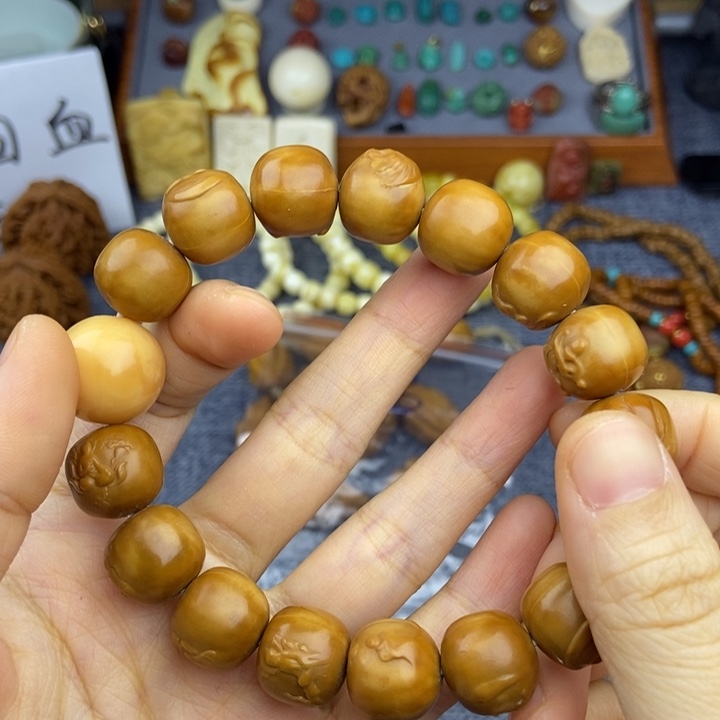 猴头核桃手串猴头雕刻