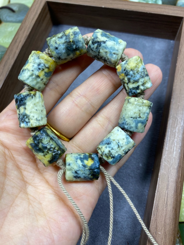 纯天然岫玉纯手工锤纹雕刻手串