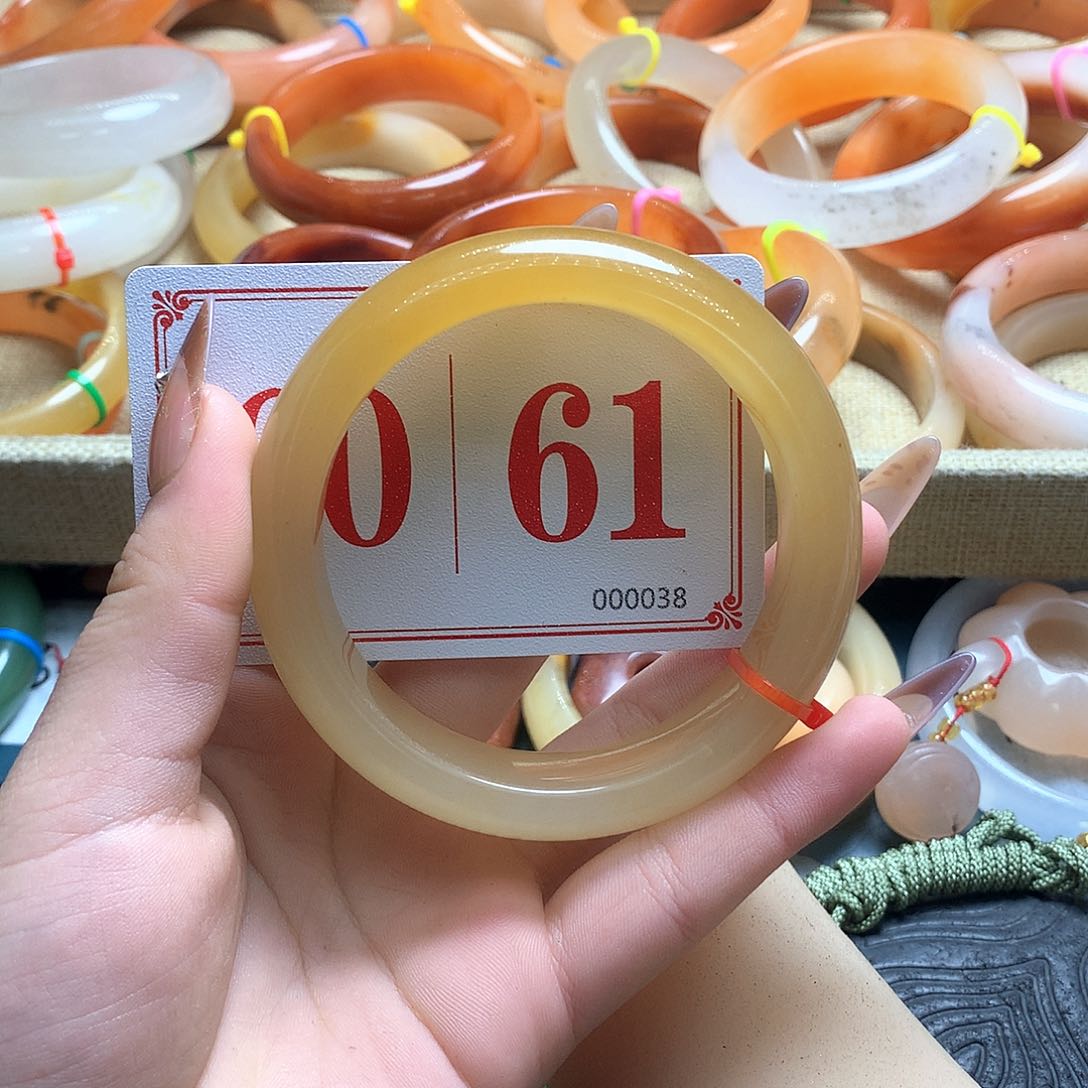 未镶嵌石英质玉（黄龙玉）手镯