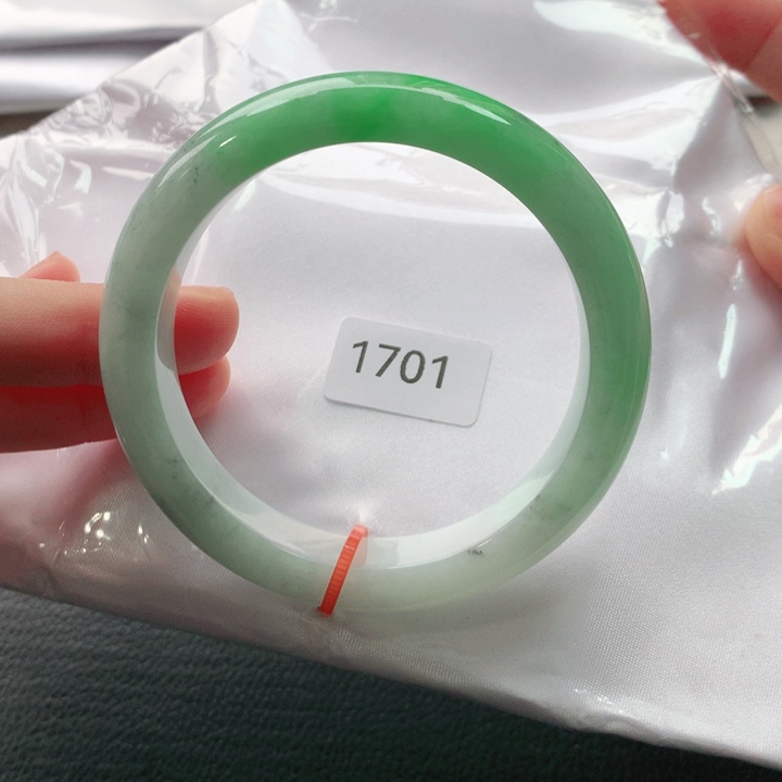 翡翠手镯未镶嵌春**天然翡翠手镯