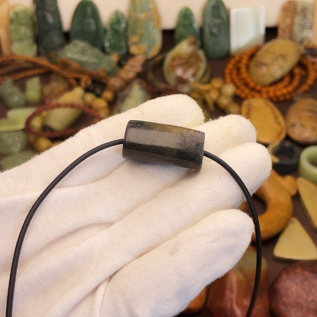 颈饰未镶嵌岫岩河磨玉（透闪石质玉）