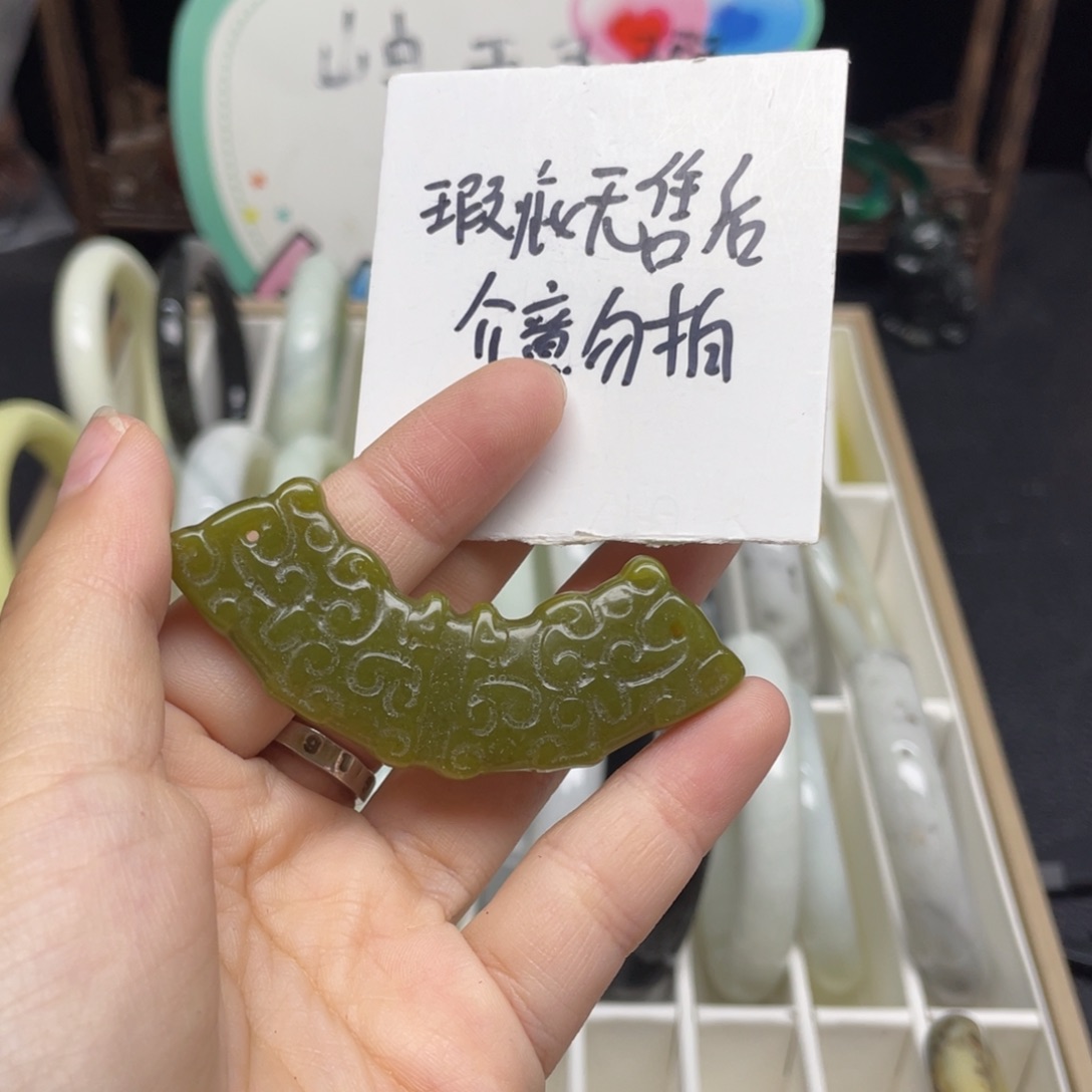 未镶嵌蛇纹石玉颈饰