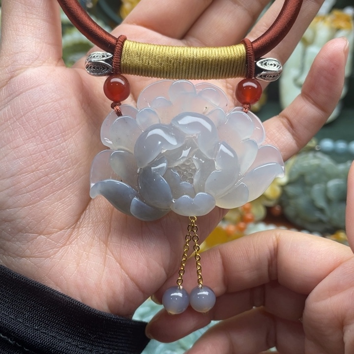 蛇纹石玉吊坠合金