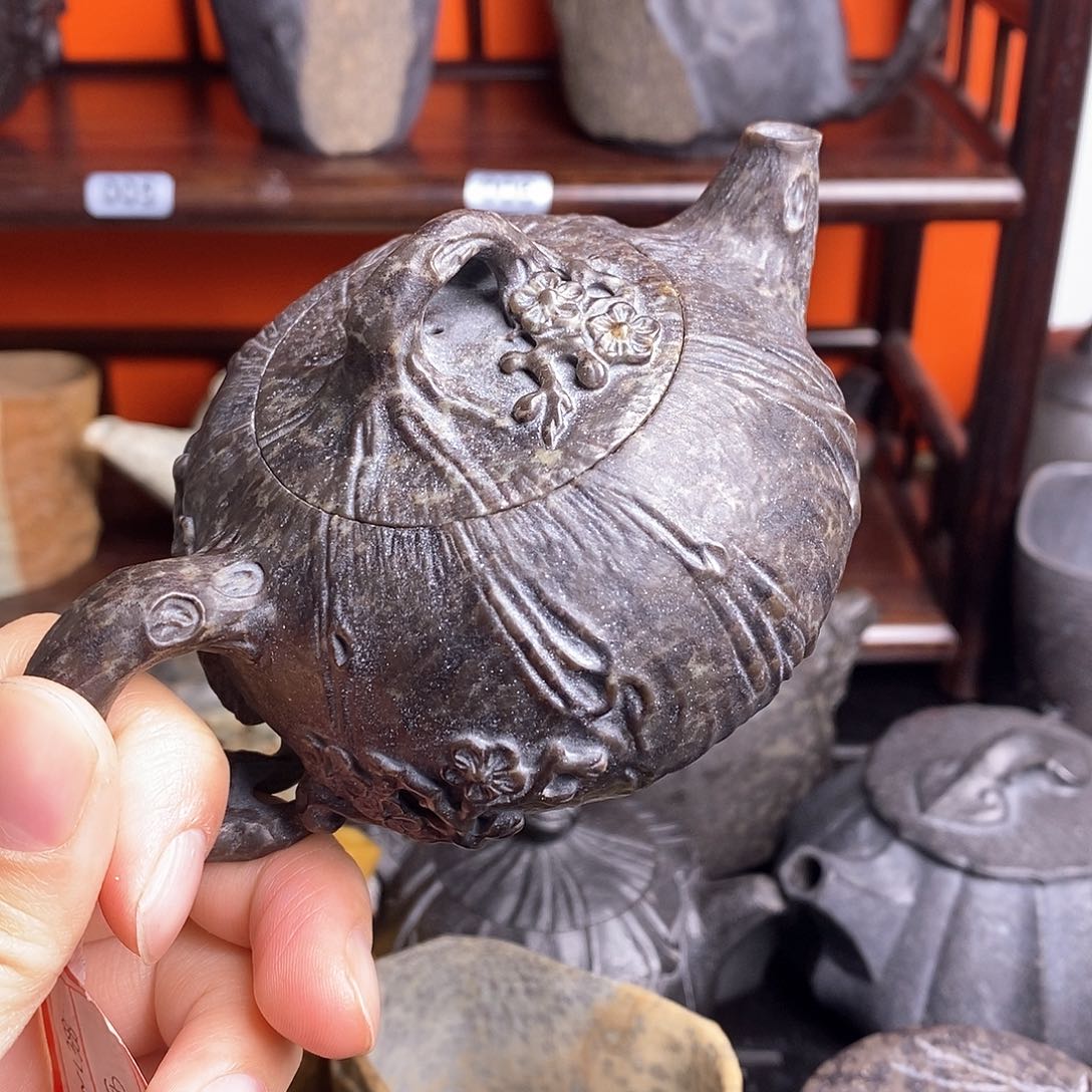 紫砂茶壶冰碛岩迎春抱梅壶