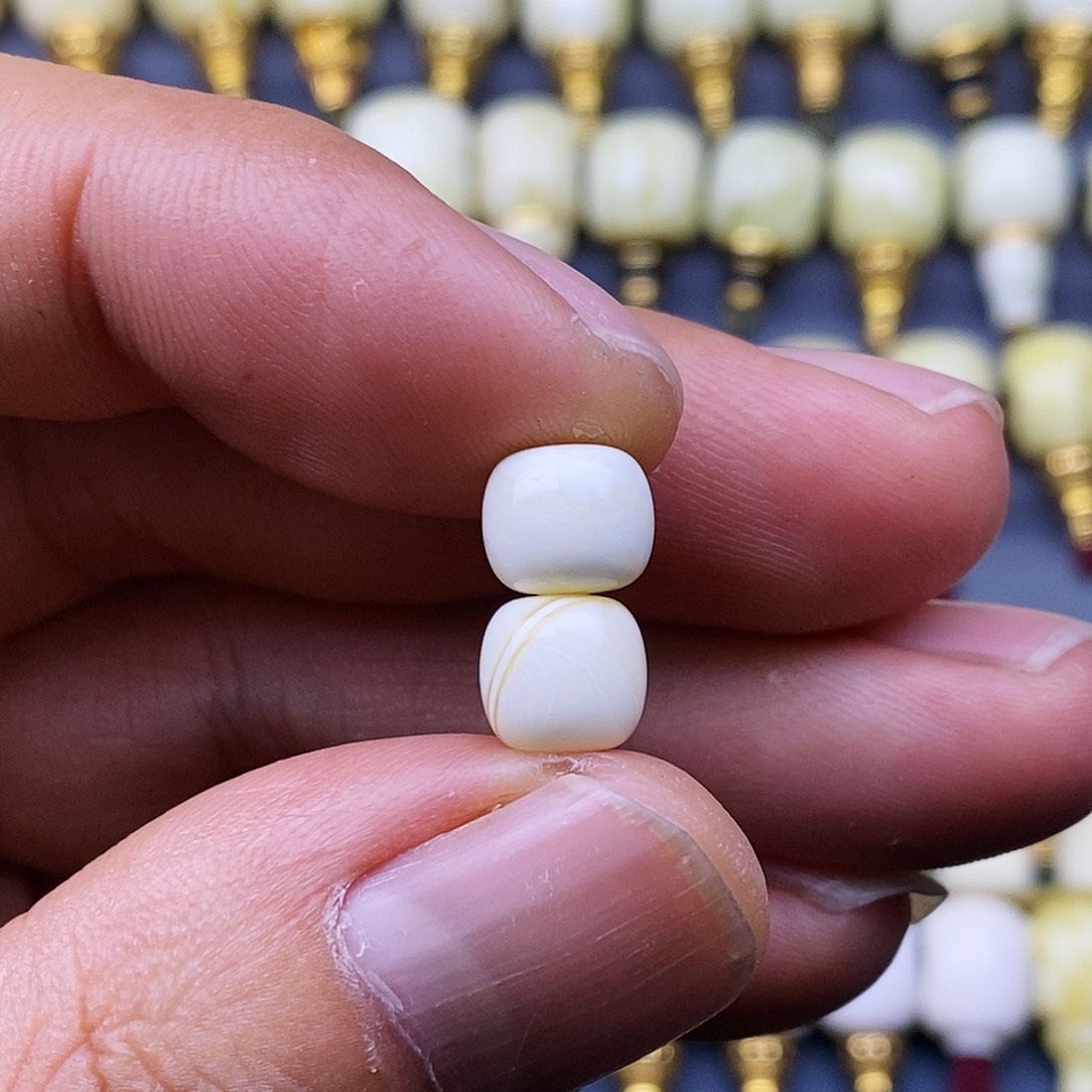 琥珀未镶嵌裸石两粒8*7老型珠子