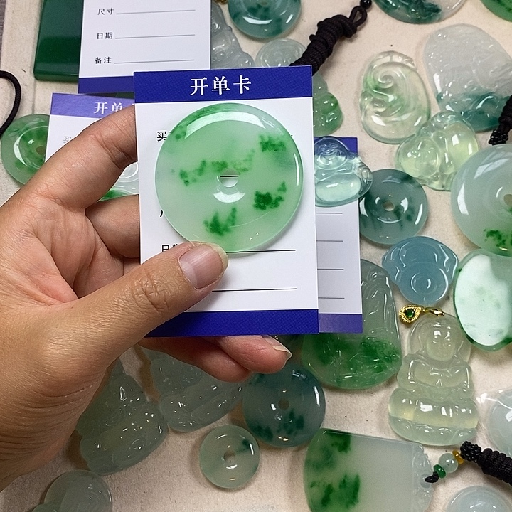 宏***宏翡翠未镶嵌颈饰平安扣