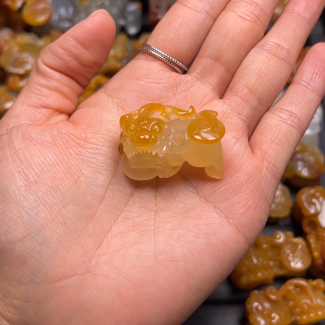 石英质玉（黄龙玉）颈饰未镶嵌指****室