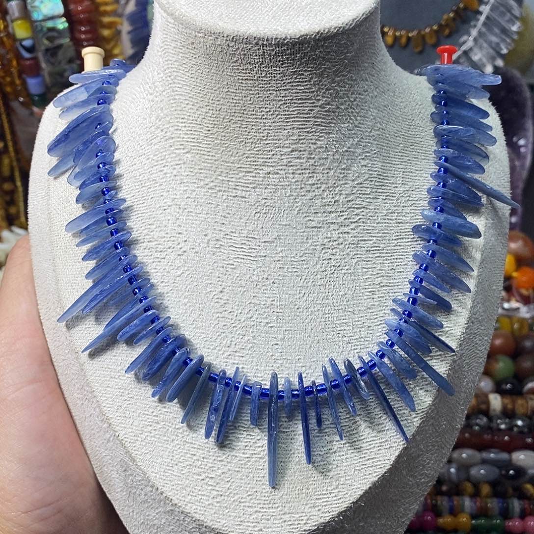 石英质玉未镶嵌，天然蓝晶长牙一条，