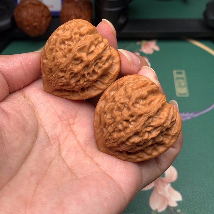 文玩核桃把件40全品金牛