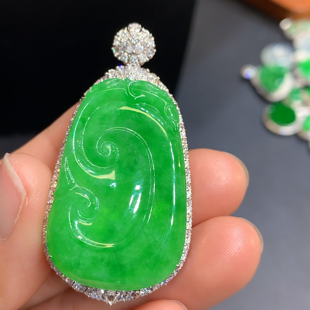 翡翠吊坠(不含链)18K金镶嵌