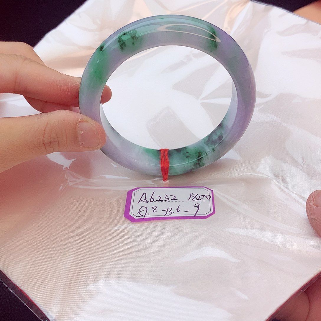 翡翠手镯未镶嵌翡翠