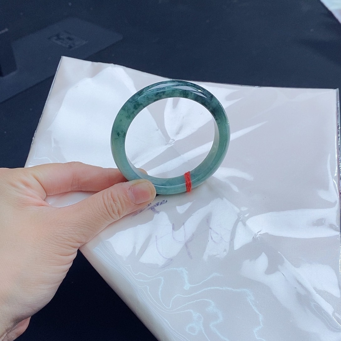 翡翠手镯未镶嵌翡翠