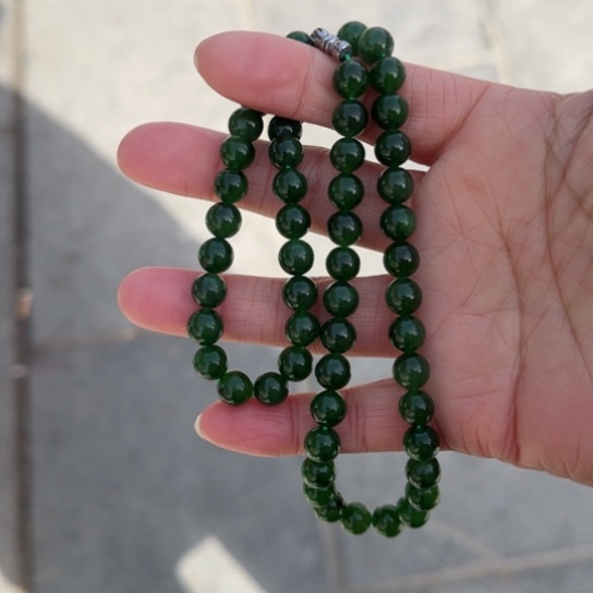 和田玉颈饰未镶嵌俄罗斯卡8冰辣菠菜绿，红皮老料