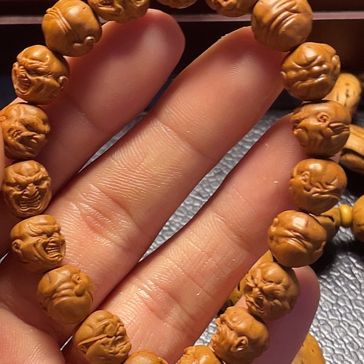 龙纹桃核雕刻恶僧