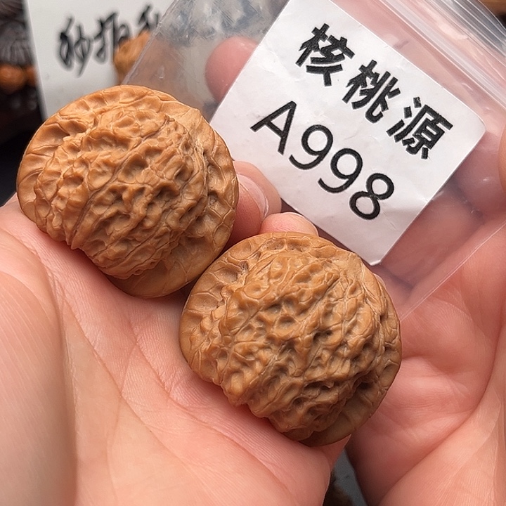 文玩核桃吊坠血麒麟40