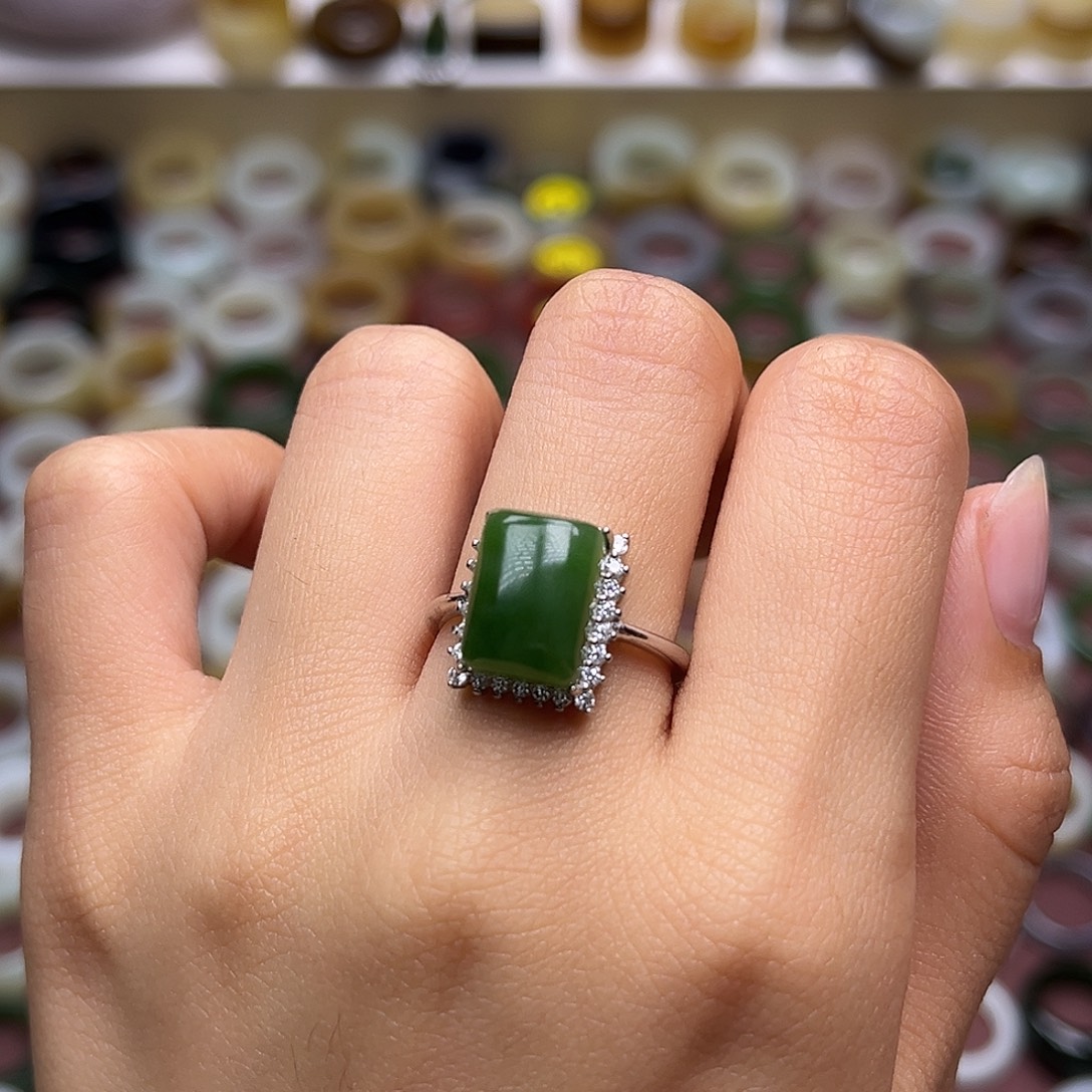 和田玉未镶嵌戒指辣绿