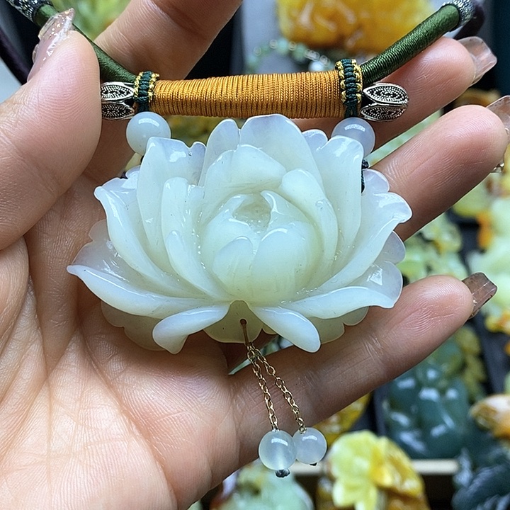 蛇纹石玉挂件未镶嵌