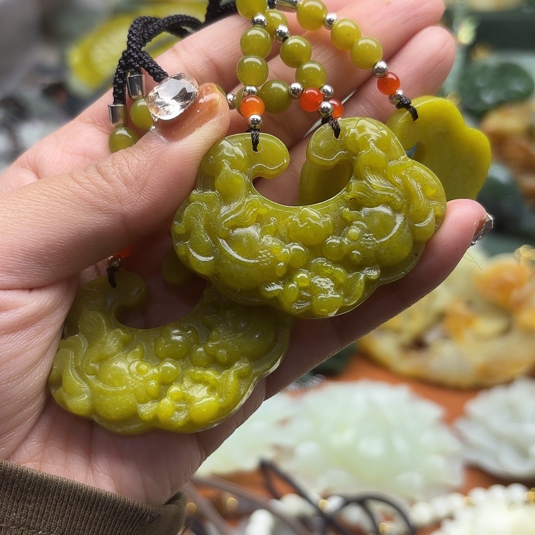 蛇纹石玉未镶嵌颈饰