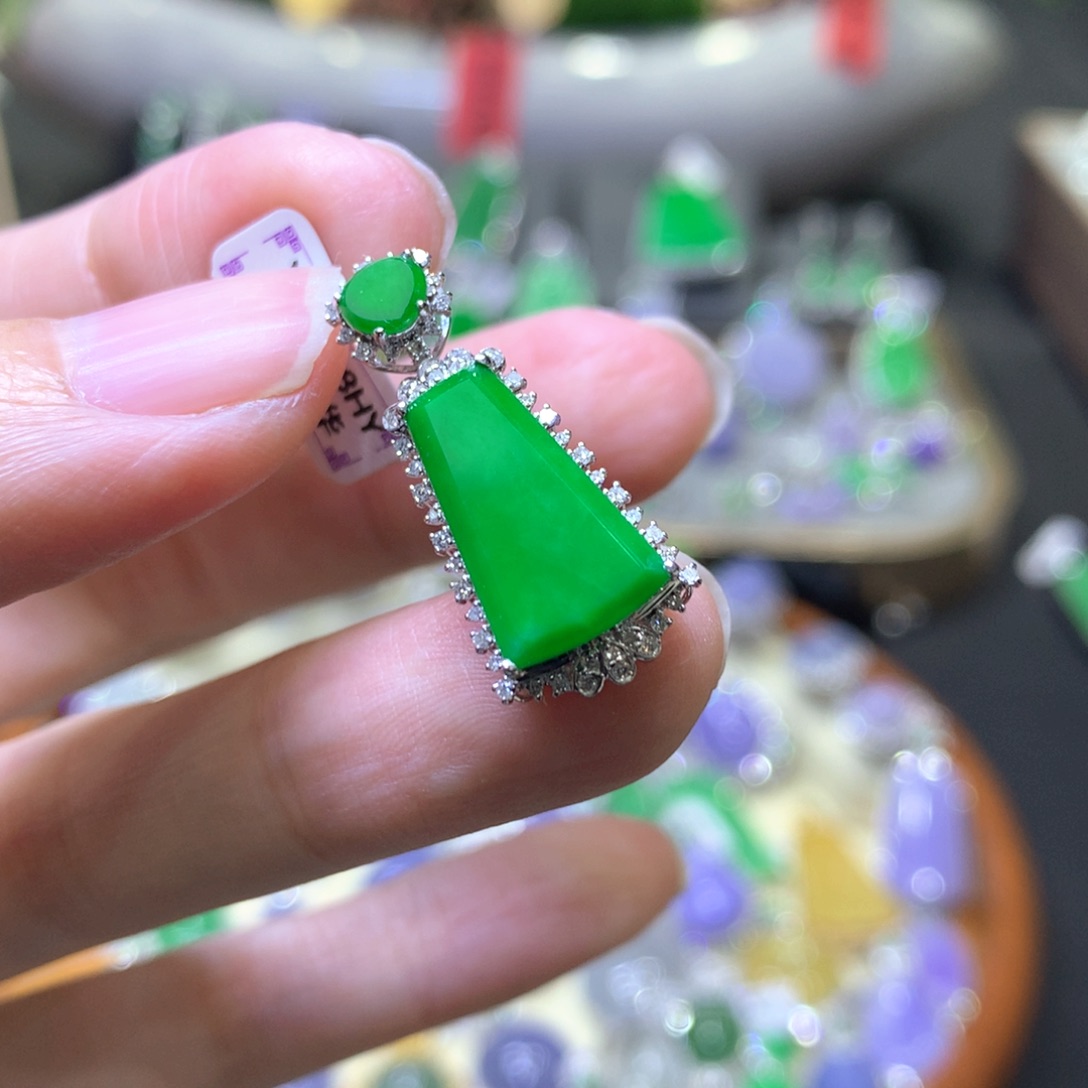 【闪购商品】翡翠颈饰18K金镶嵌翡翠吊坠项链