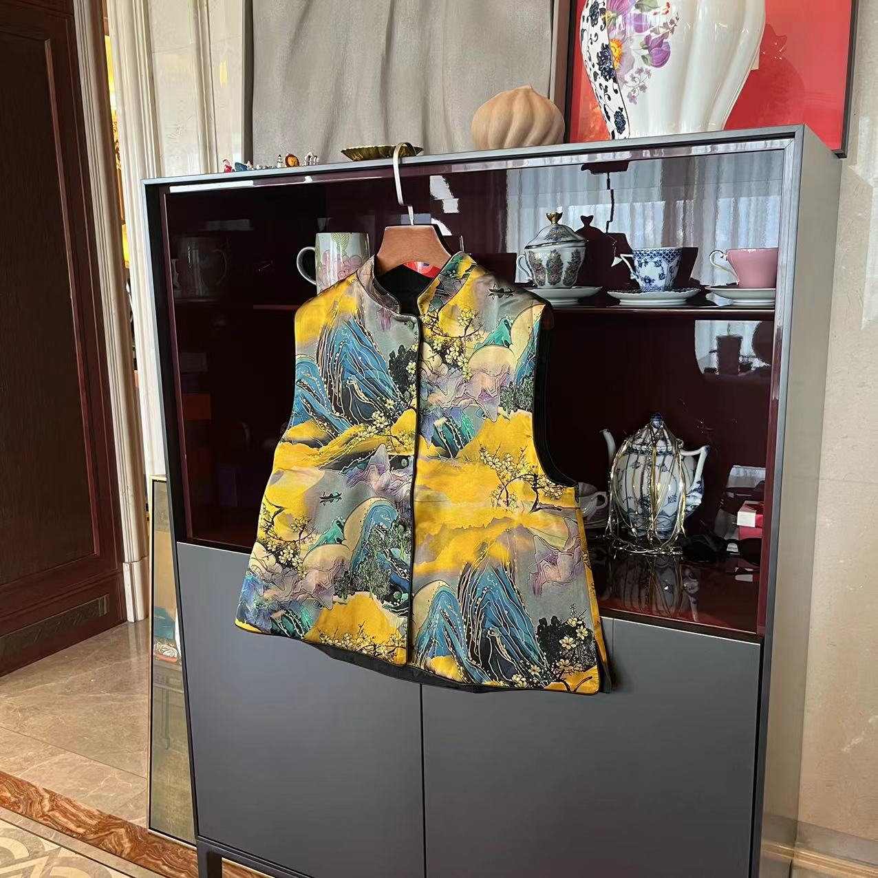 漫颜刘桑蚕丝黄色印花马甲2023夏季新品无袖圆领单排扣水墨画上衣