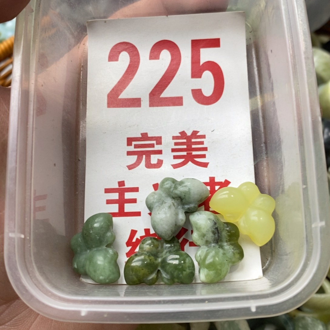 蛇纹石玉挂坠未镶嵌