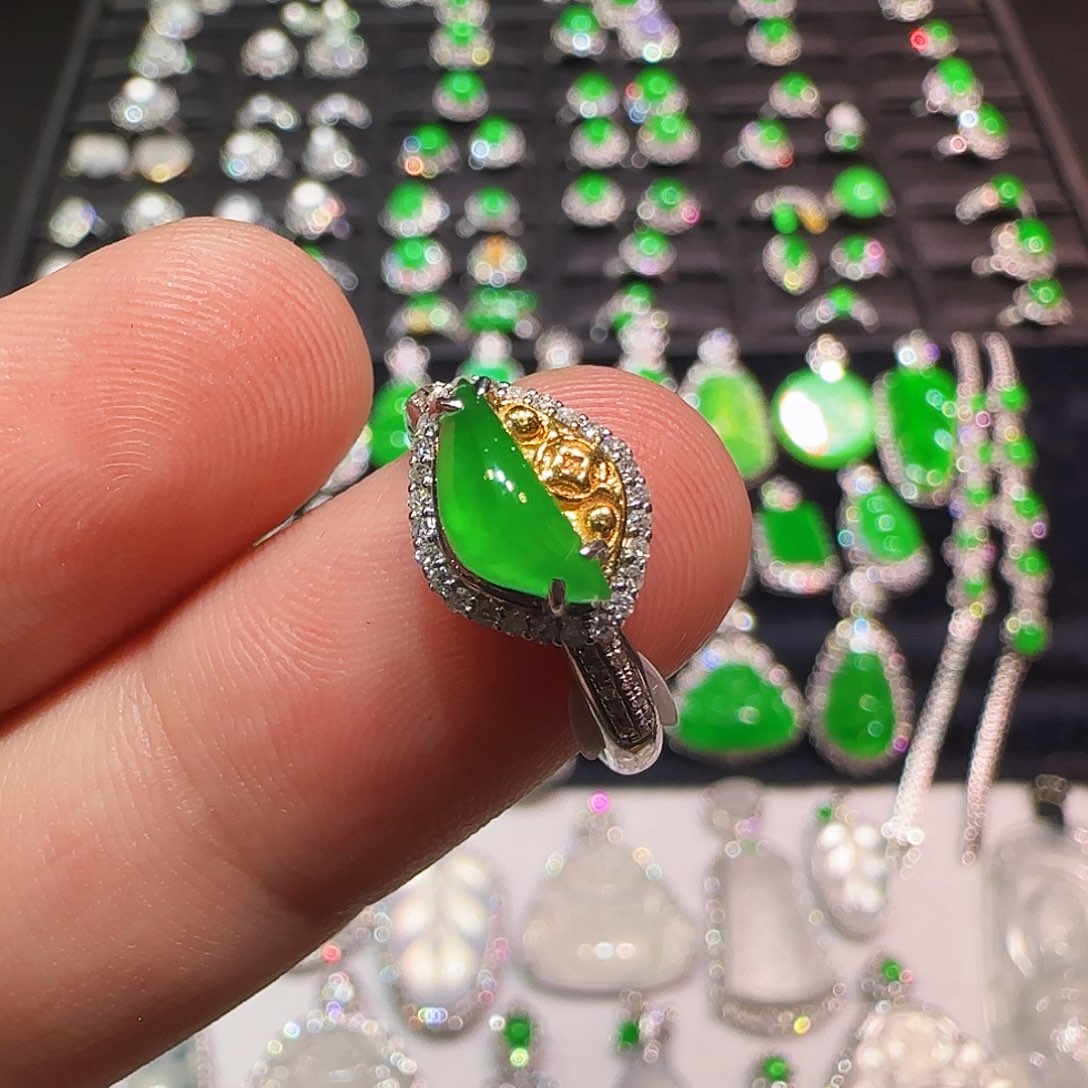 翡翠18K金镶嵌戒指戒指