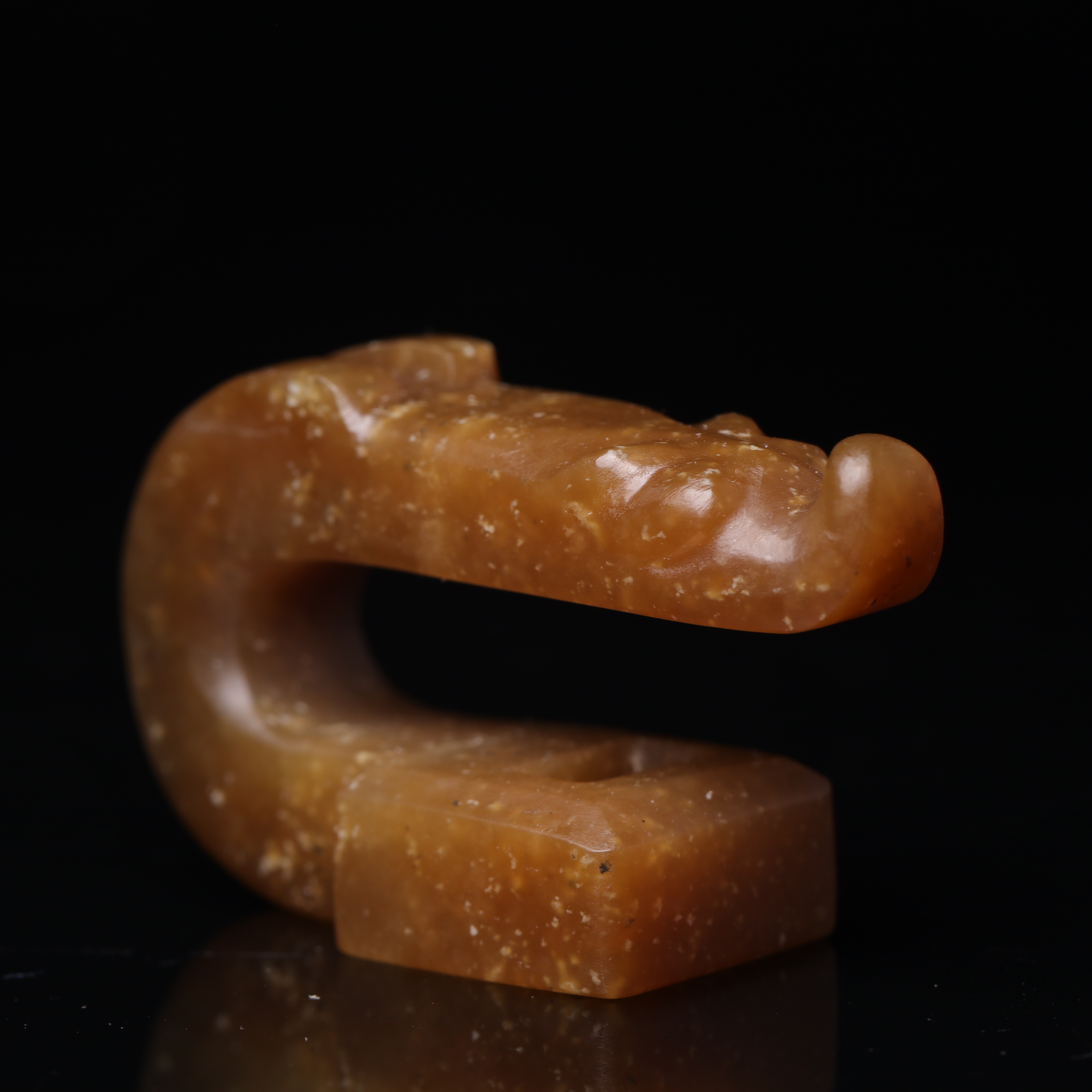 明代和田玉龙首带扣