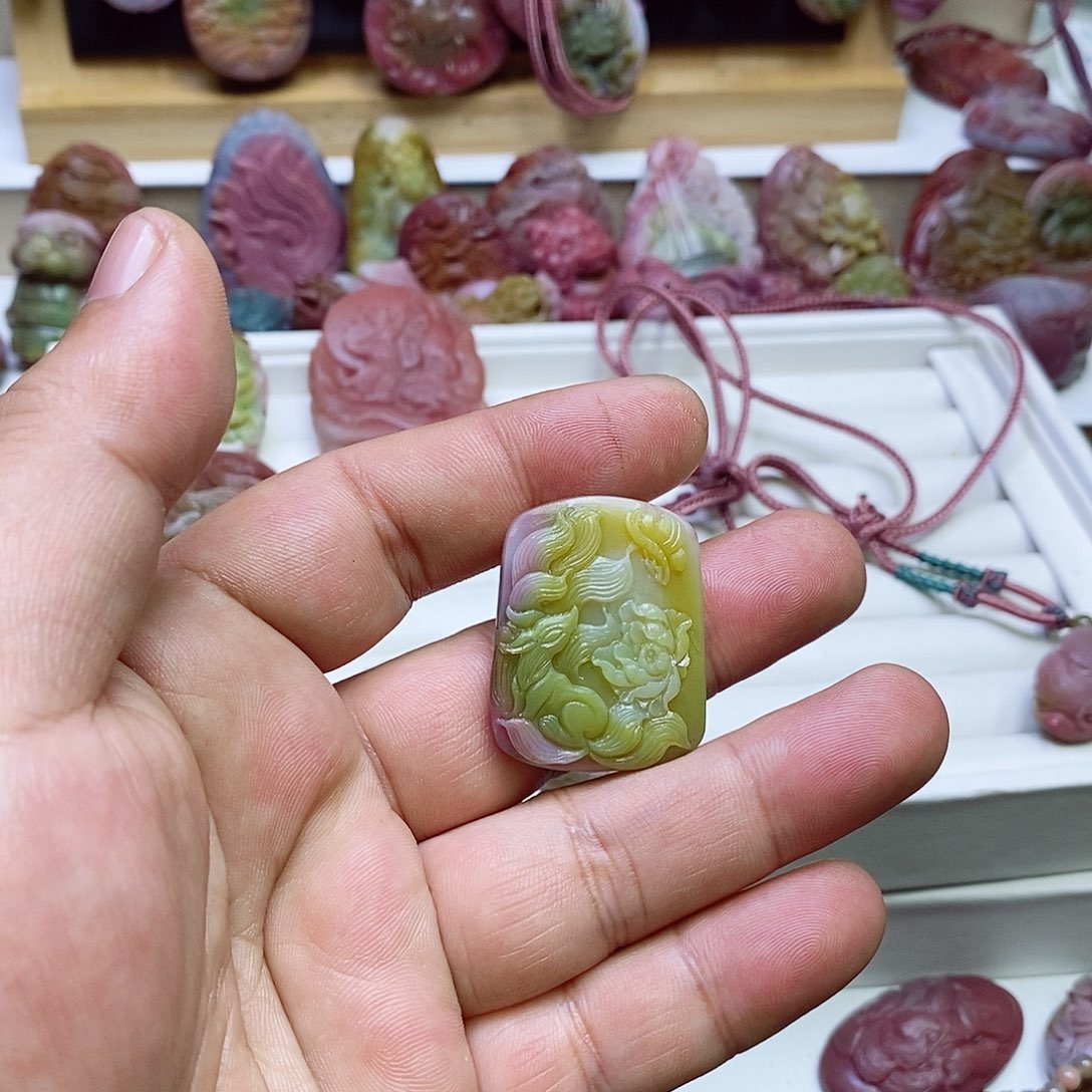 玛瑙/玉髓盐源玛瑙吊坠未镶嵌