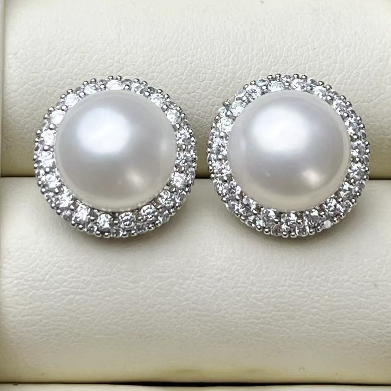 气质轻奢白色珍珠耳钉简约经典精致女款