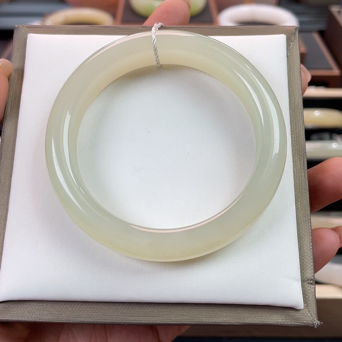 和田玉未镶嵌手镯