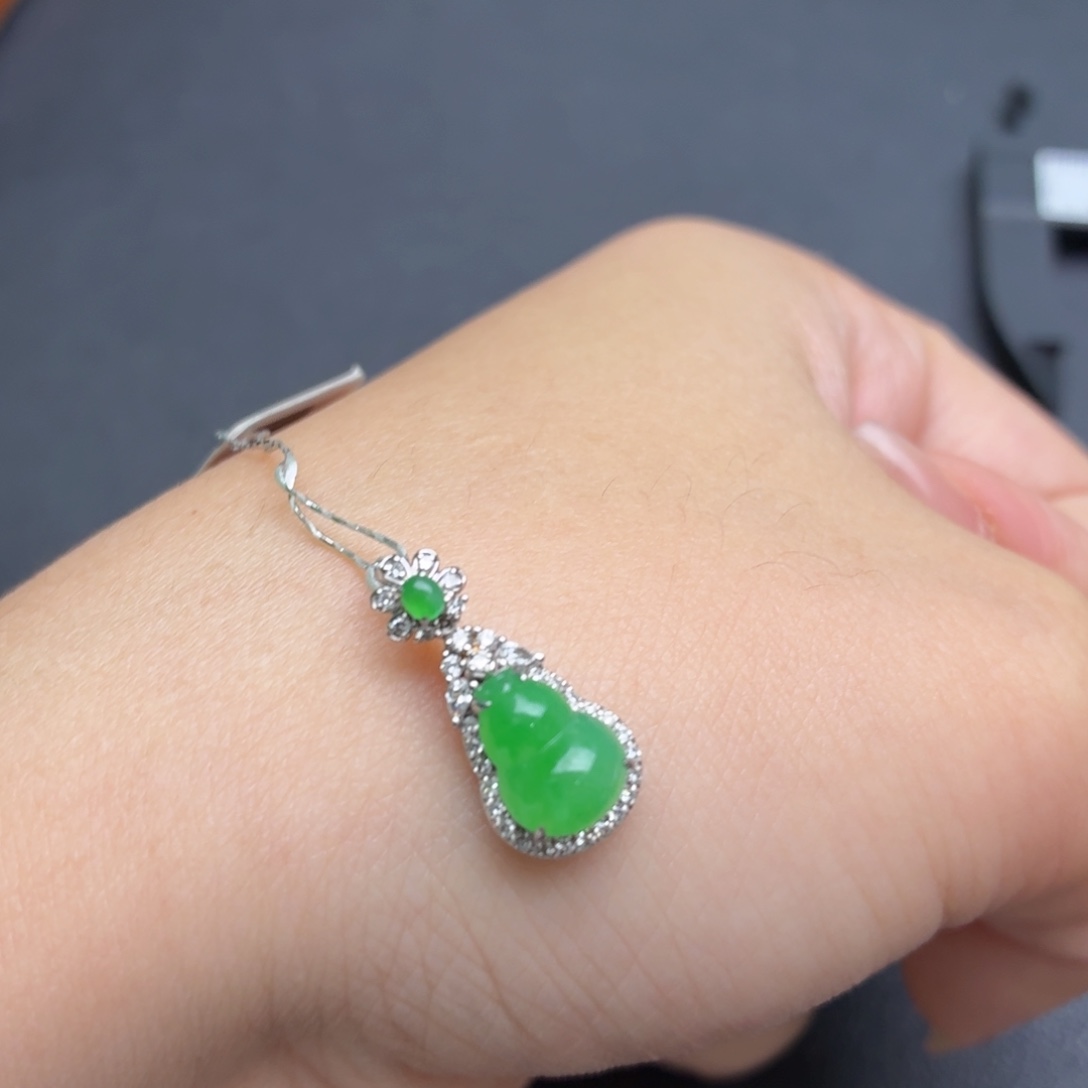 翡翠18K金镶嵌颈饰