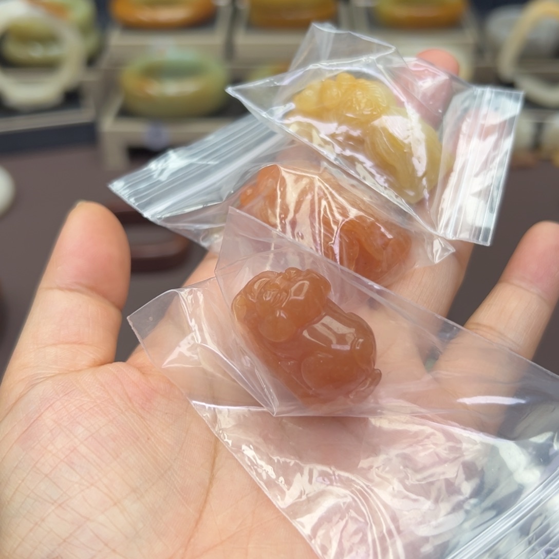 石英质玉手镯未镶嵌木*?