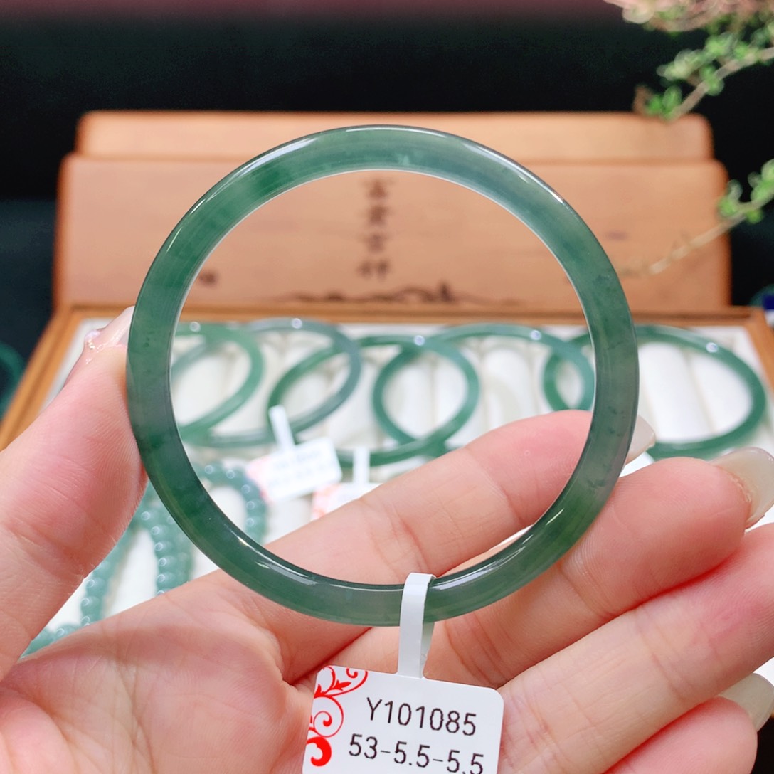 翡翠手镯未镶嵌天然