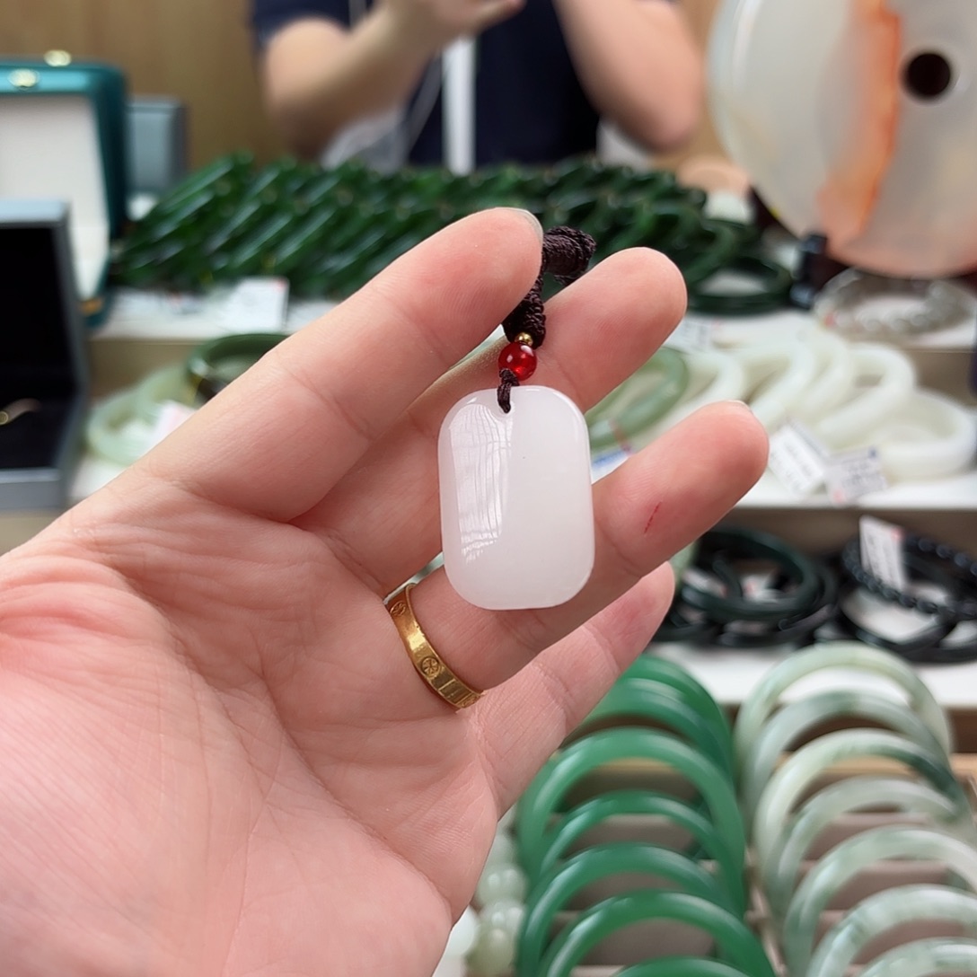 透闪石质玉吊坠(赠链)未镶嵌