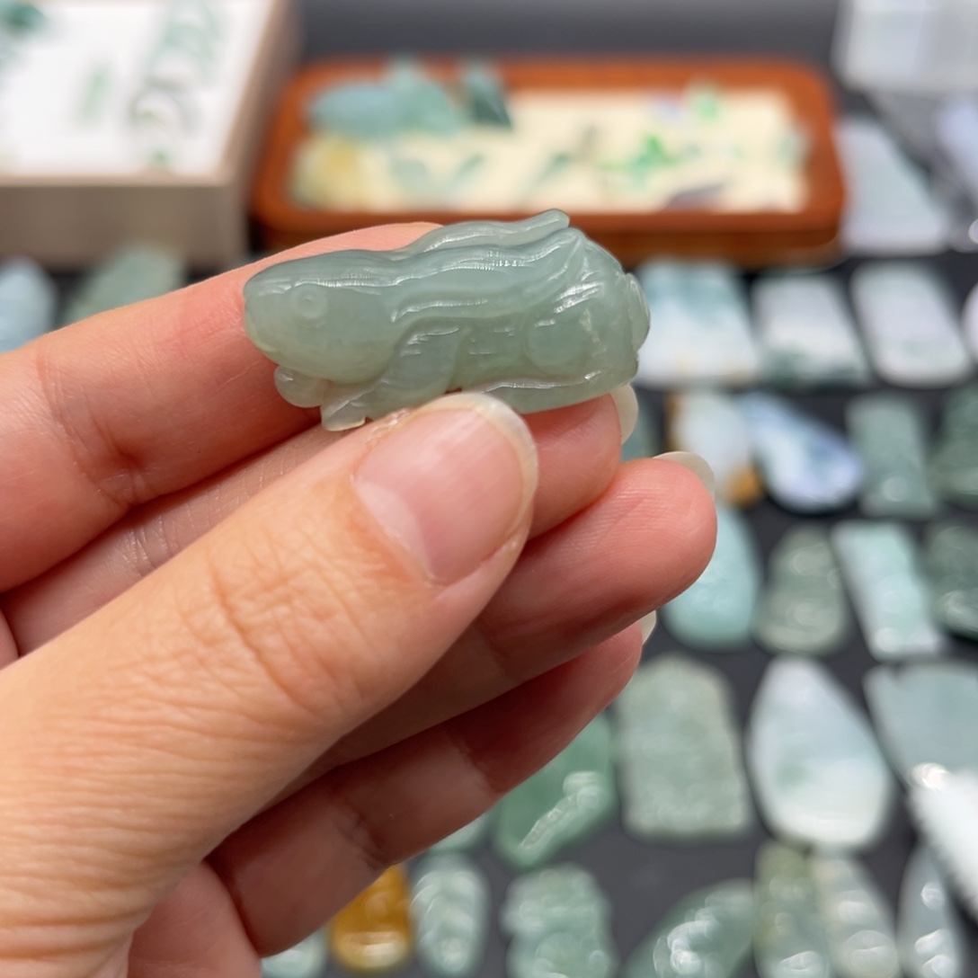 ****主翡翠未镶嵌颈饰兔子