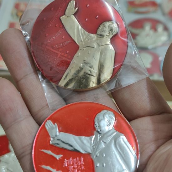 主***人其他普通金属圆形红色人物像章