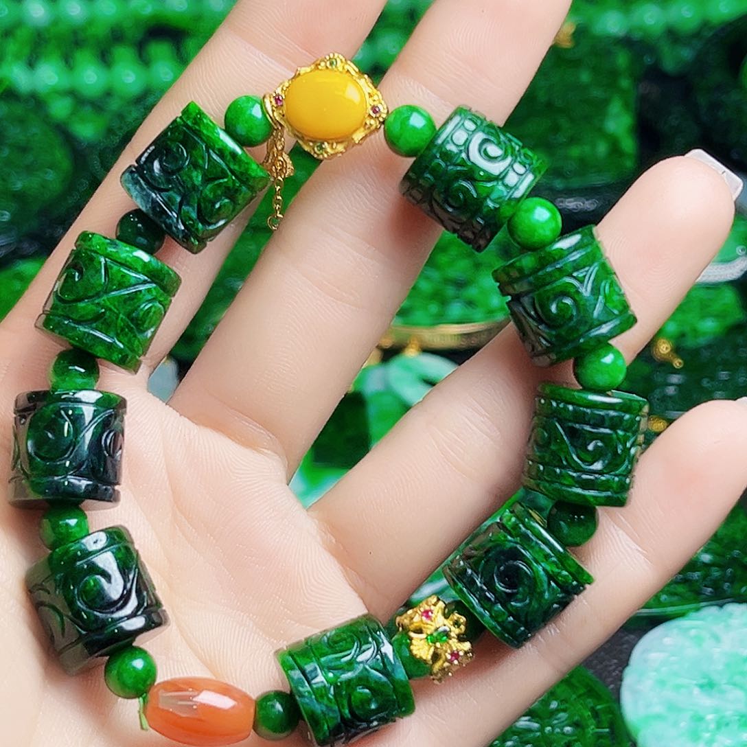 颈饰未镶嵌翡翠多样性