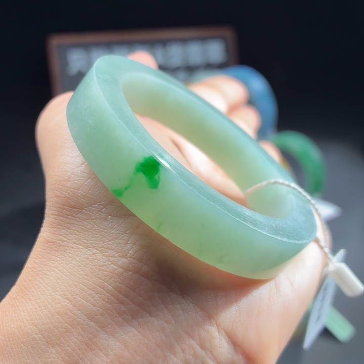 定制翡翠未镶嵌翡翠手镯