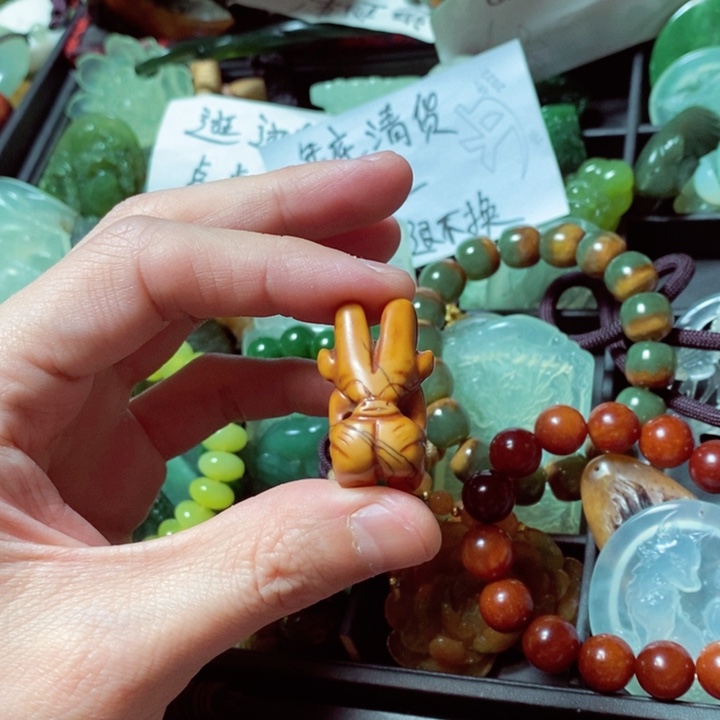 透闪石质玉颈饰未镶嵌