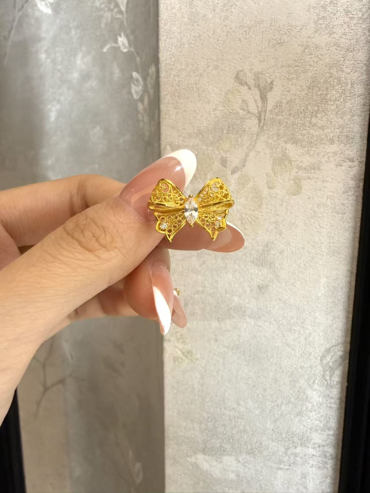 鳳喆錾刻镂空花丝工艺设计师款蝴蝶结婚嫁国风耳骨夹足金999