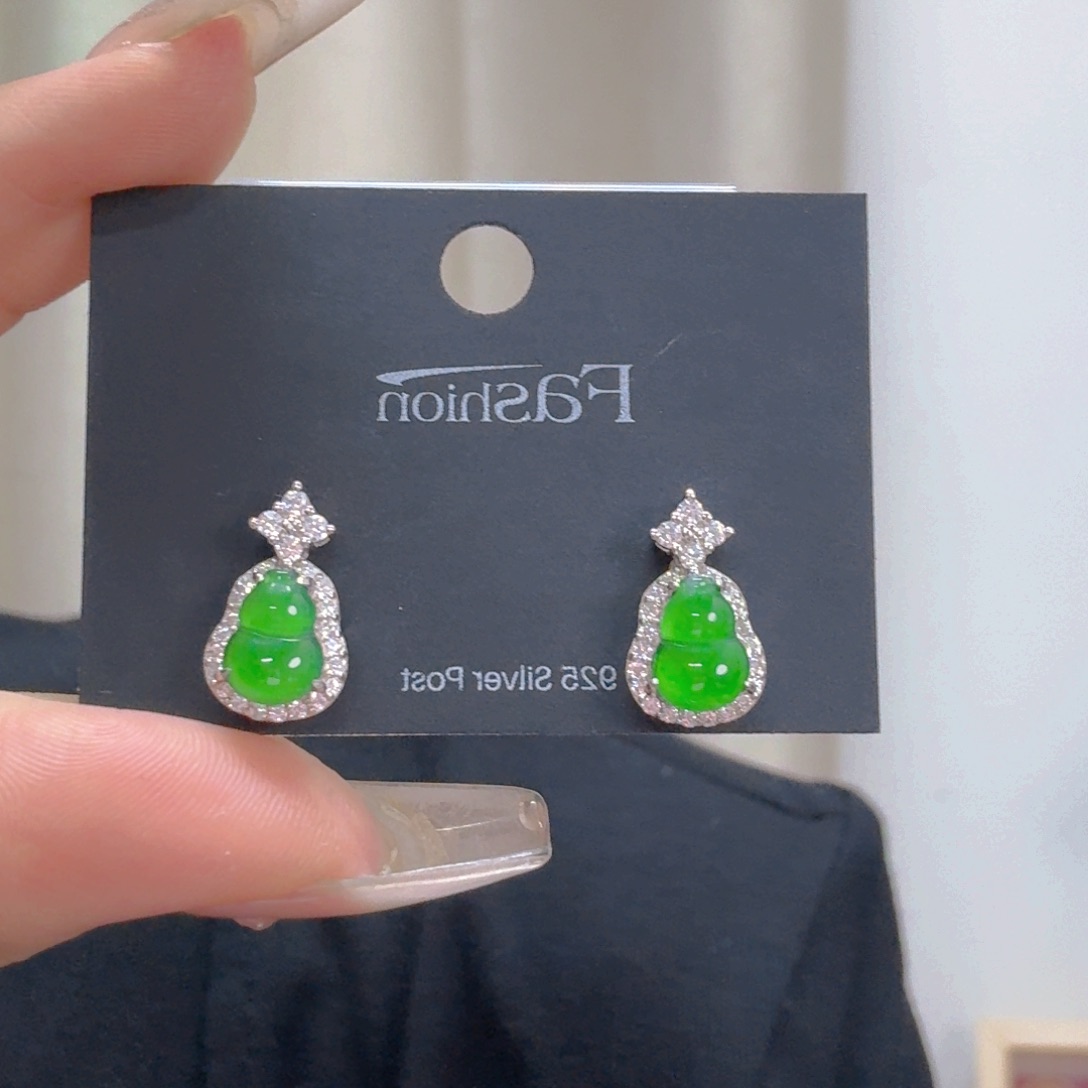 翡翠吊坠(不含链)未镶嵌小**?