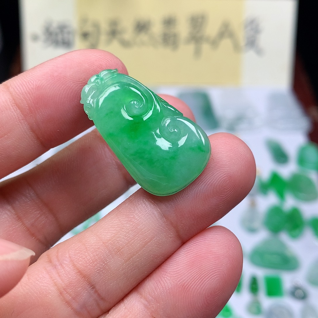 翡翠裸石缅甸天然A货翡翠阳绿如意