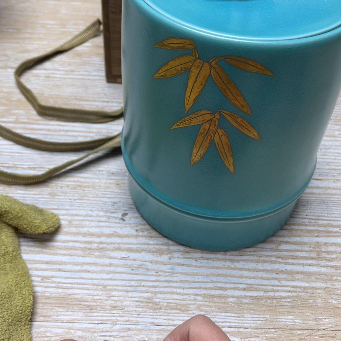 瓷片怀***么密密麻麻地排列着一个