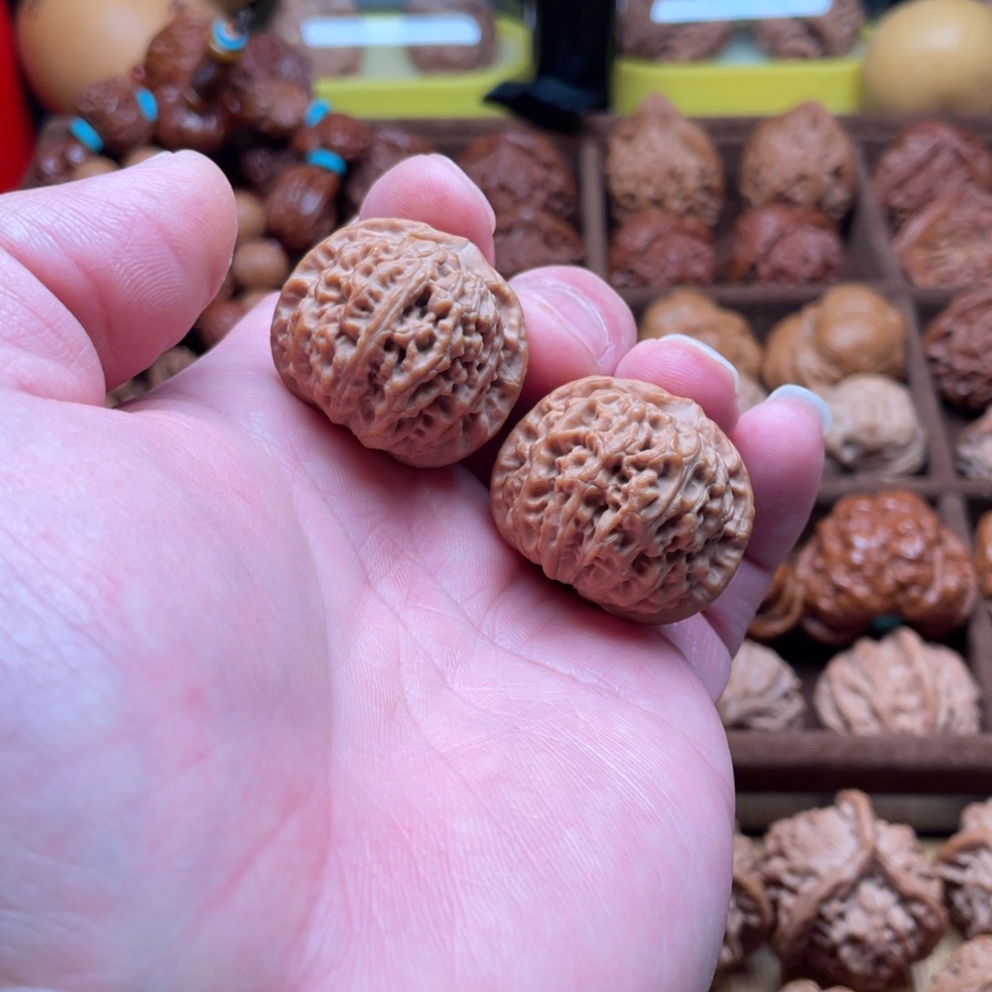 文玩核桃把件小*.龙眼狮子头