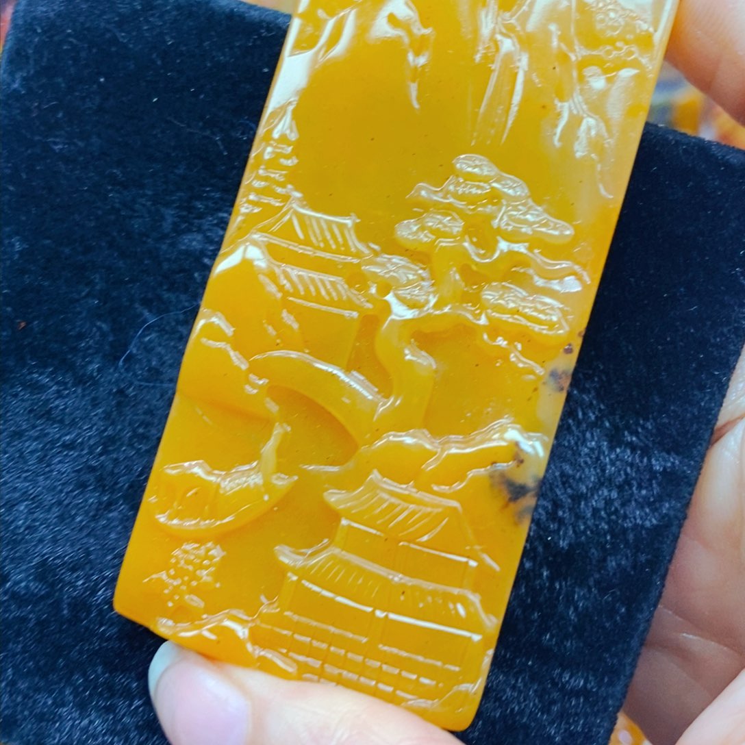 未镶嵌石英质玉（黄龙玉）颈饰