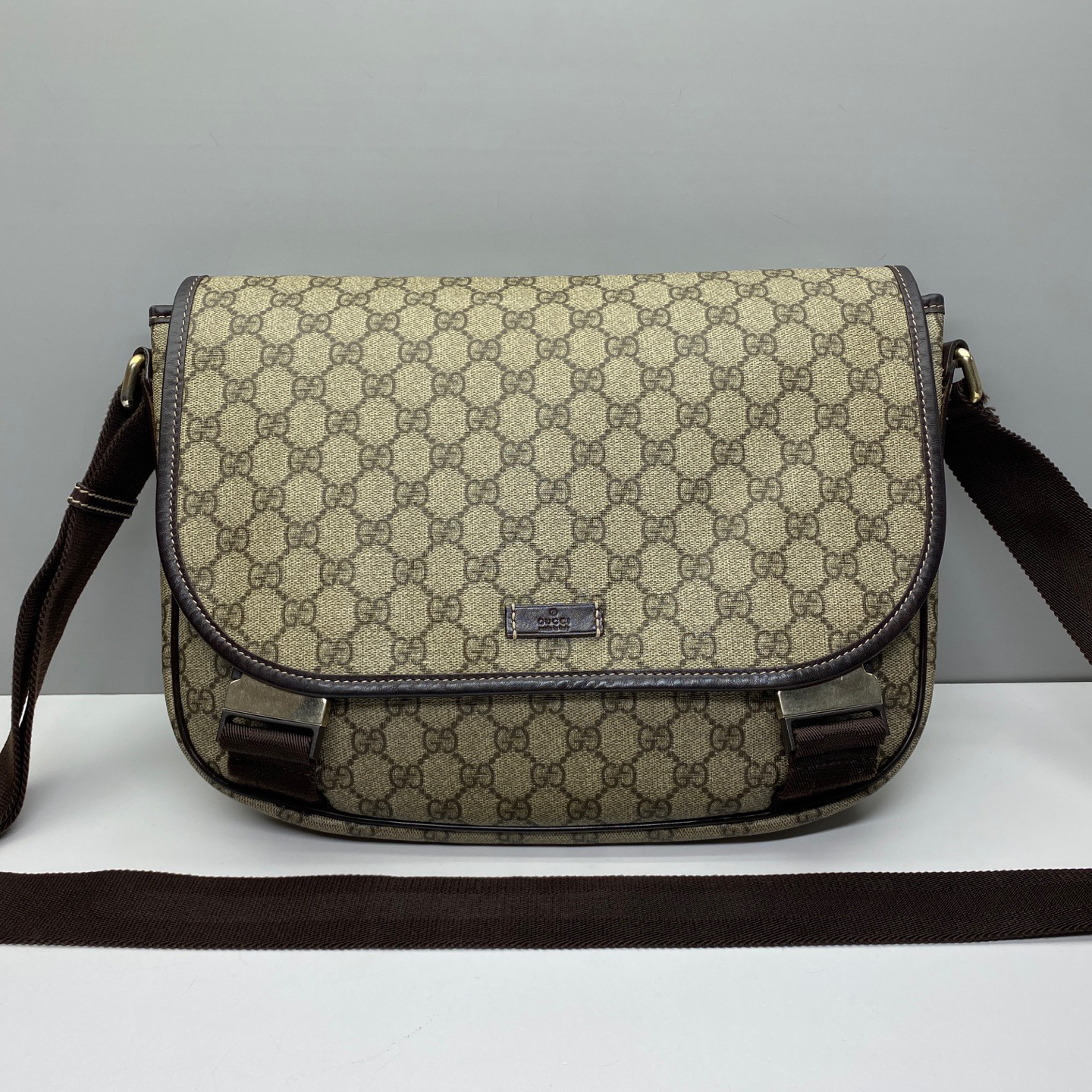 95新 GUCCI/古驰 0254经典老花双扣男士邮差包斜挎包 