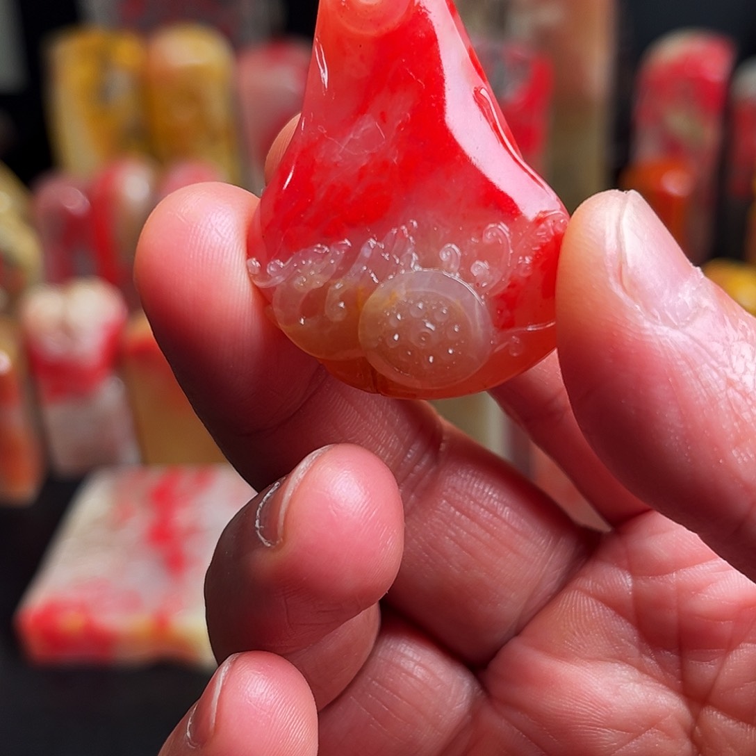 巴林石其他渔**狼巴林精品粉冻鸡血石挂件