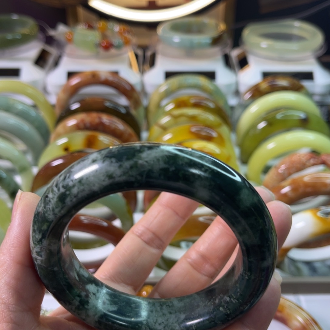 大***萍蛇纹石玉未镶嵌手镯