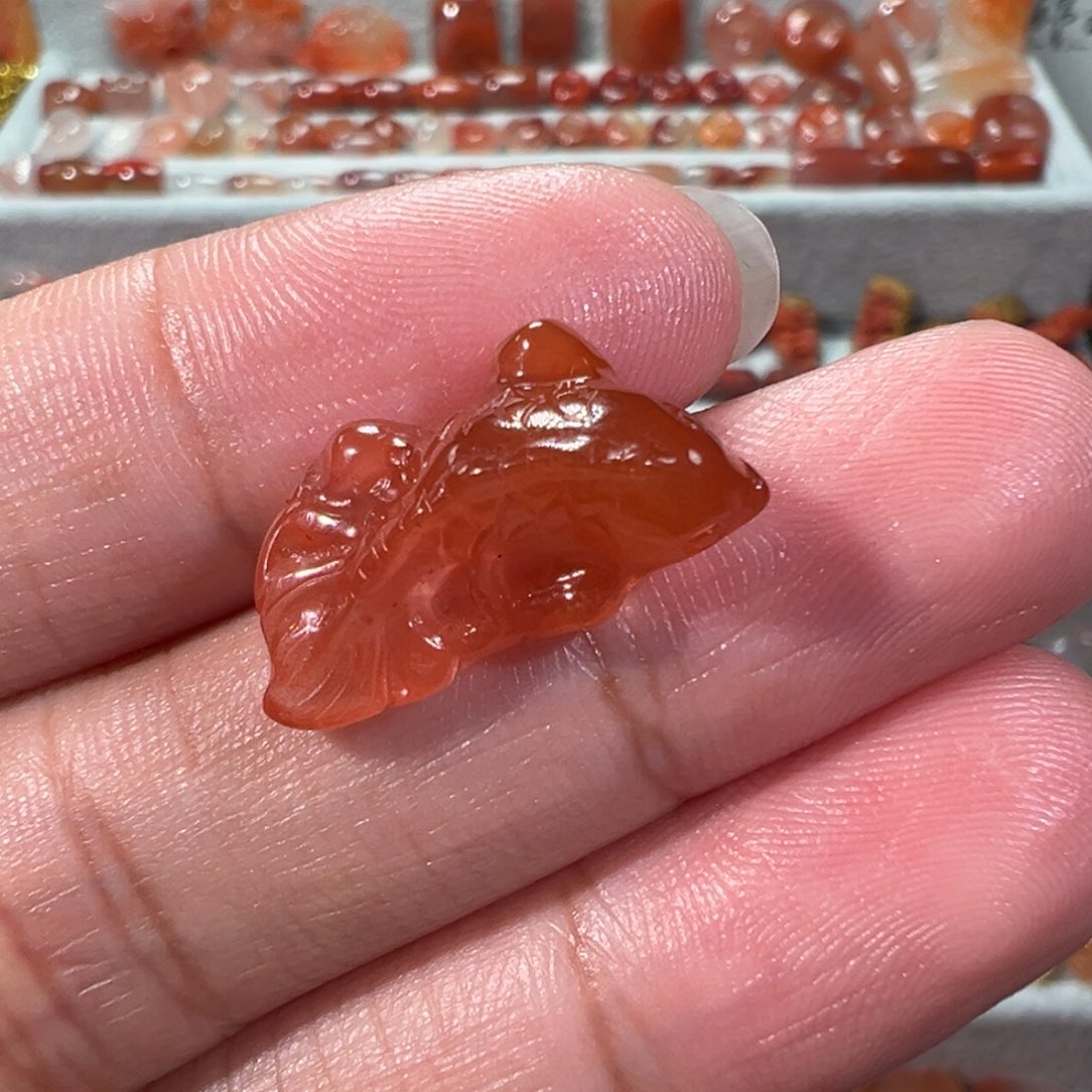 南红玛瑙川料未镶嵌锦鲤